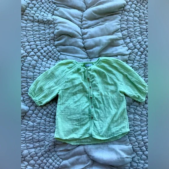 Zara light green shirt with light brown buttons on the front - Picture 1 of 6